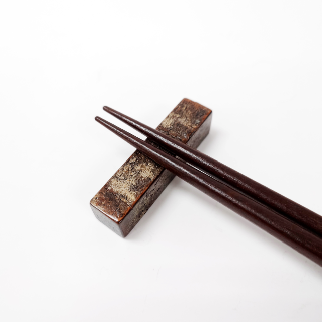 伝統工芸品木製箸置き 茶色とクリーム色のストライプ 秋田の伝統工芸品「樺細工」製,グラデーション箸置き。桜皮細工